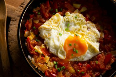 Manchego Pisto, ya da kısaca ratatouille, çeşitli sebze ve yumurtalardan oluşan geleneksel bir yemek türüdür.