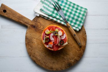 Surimi salatası ve turpla doldurulmuş greyfurt..