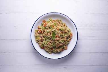 Sebzeli organik Peru kinoa salatası..