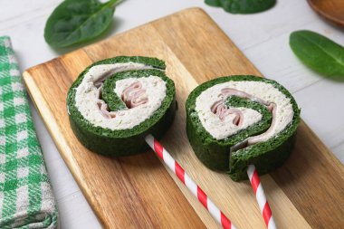 Jambon ve krem peynirli ıspanaklı tortilla rulosu..