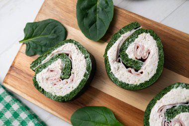 Jambon ve krem peynirli ıspanaklı tortilla rulosu..