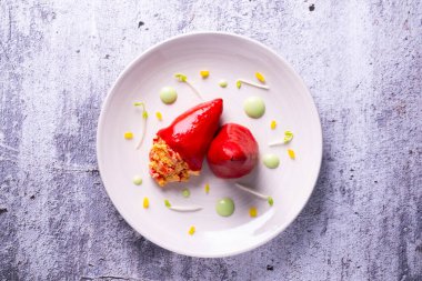 Beşamel ve sebzelerle doldurulmuş kırmızı piquillo biberi..