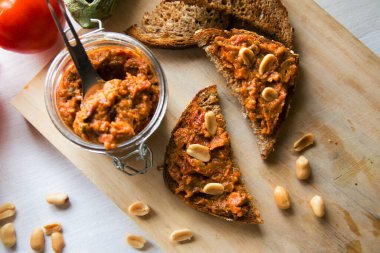 Kurutulmuş domates ve diğer sebzelerden yapılmış vejetaryen ezmeli tost..