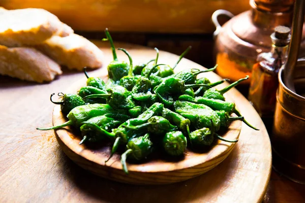 Gebratene Grüne Padron Paprika Traditionelle Spanische Tapa — Stockfoto