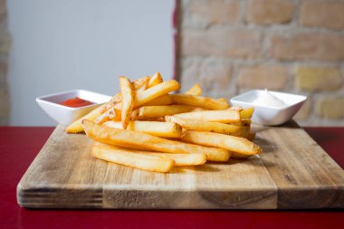 Patates kızartması, onları sopayla doğrayıp altın kahverengisi ve çıtır çıtır olana kadar kızgın yağda kızartılan patateslerdir..