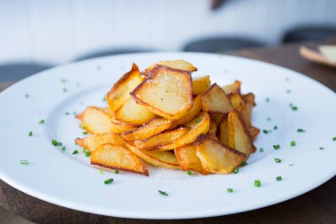 Patates kızartması, onları sopayla doğrayıp altın kahverengisi ve çıtır çıtır olana kadar kızgın yağda kızartılan patateslerdir..