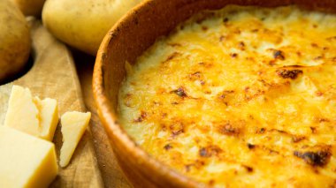 Fırında patates suflesi ve graten peyniri.
