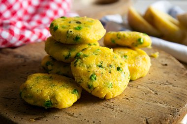 Bezelyeli kızarmış polenta keki..