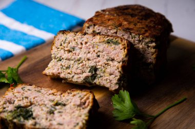 Fırında et ve ıspanaklı turta..