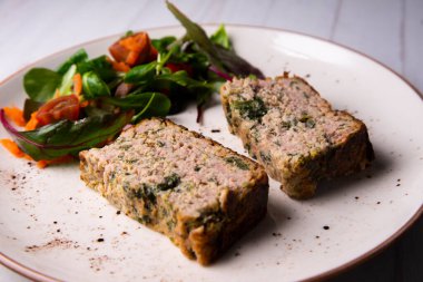 Fırında et ve ıspanaklı turta..