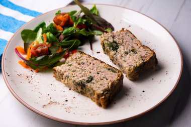 Fırında et ve ıspanaklı turta..