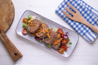 Fırında et ve ıspanaklı turta..