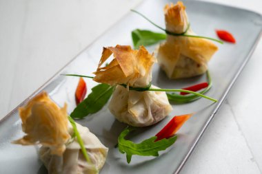 Fırında pişirilmiş filo hamur işi sebze paketleri.