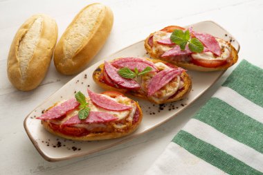 Peynirli salamlı panini. İtalyan mezesi..