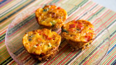 Sebzeli ve hurma kaplı tuzlu kekler..