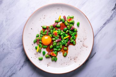 Jambon ve yumurtalı yeşil fasulye tabağı. Geleneksel İspanyolca tarif.