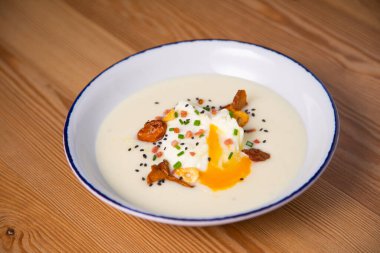 Mantarlı patates kreması ve haşlanmış yumurta..