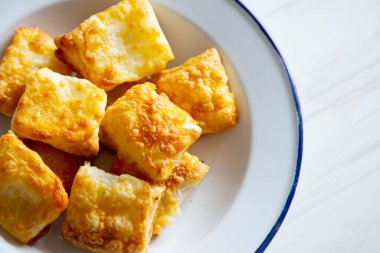 Küçük, kare puf börekleri ve graten peyniri..