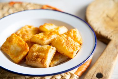 Küçük, kare puf börekleri ve graten peyniri..