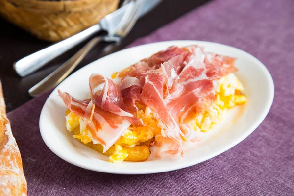 Жареные Яйца Чипсами Ветчиной Серрано Традиционная Испанская Тапа Кличке Huevos — стоковое фото