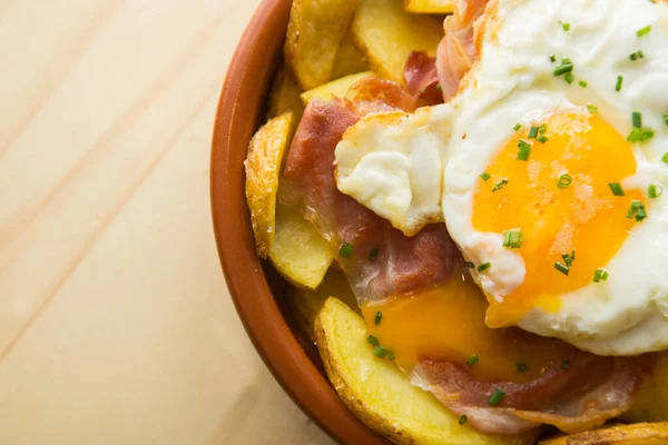 Gefrituurde Eieren Met Friet Serrano Ham Traditionele Spaanse Tapa Bijgenaamd — Stockfoto