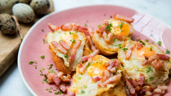 Kızarmış bıldırcın yumurtası ve pastırmalı tost.