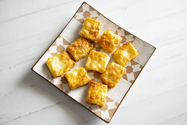 小さな正方形のパイ生地にグラタンチーズ — ストック写真