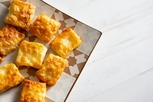 Kleine Quadratische Blätterteigtaschen Mit Gratiniertem Käse — Stockfoto