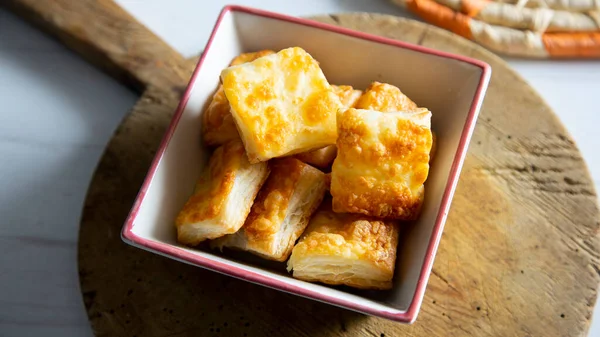 Kleine Quadratische Blätterteigtaschen Mit Gratiniertem Käse — Stockfoto