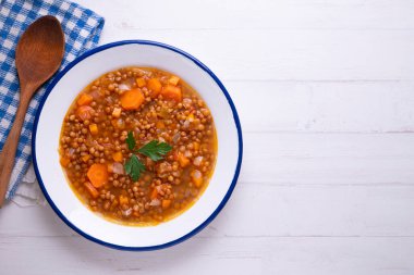 Patates, sucuk ve puding ile mercimek tabağı. Geleneksel İspanyol mercimek güveci..