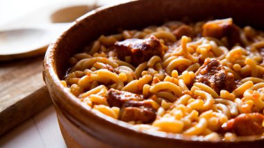 Domuz kaburgalı güveçte şehriye. Geleneksel İspanyol tapa tarifi fırında pişirildi..