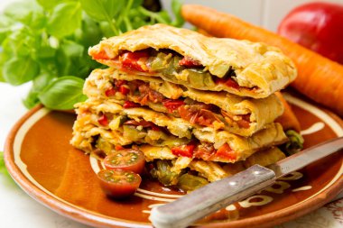 Sebzelerle doldurulmuş Galiçya böreği. Kuzey İspanya 'nın tipik tarifi..