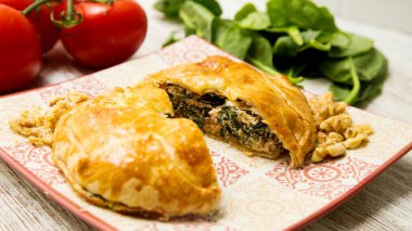 Sebzelerle doldurulmuş Galiçya böreği. Kuzey İspanya 'nın tipik tarifi..