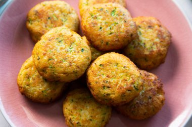 Kızarmış kabak ve yumurtalı börek..