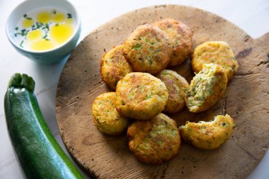 Kızarmış kabak ve yumurtalı börek..