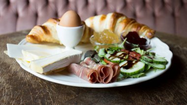 Kahvaltıda kızarmış ekmek ve jambonlu tabak.