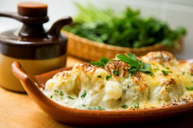 Karnabahar fırında graten ve balkabağı gibi diğer sebzelerle pişirilir..