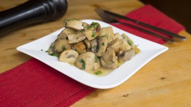 Beyaz şarapla pişirilmiş mantarlar. Geleneksel İspanyol tapası.