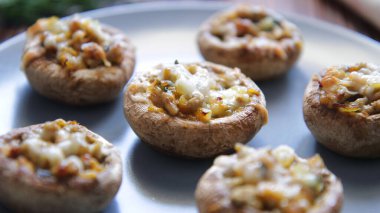 Ceviz ve peynirle doldurulmuş fırında mantar. Geleneksel İspanyol tapası.