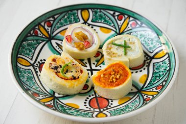 Peynir, fındık, sobrasda, jambon ve peynirli dilimlenmiş ekmekle yapılan kanepeler..