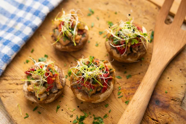 Gebackene Pilze Gefüllt Mit Thunfisch Und Paprika Traditionelle Spanische Tapa — Stockfoto