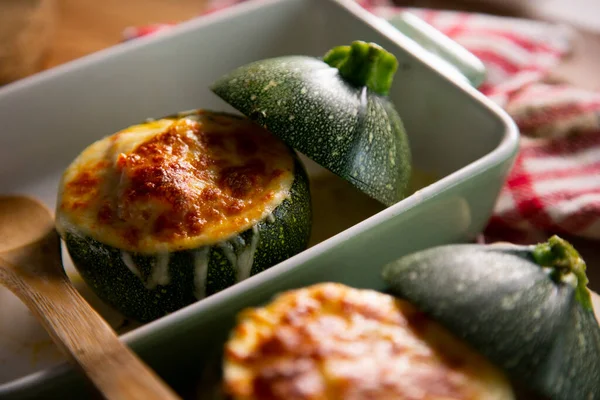 Zucchini Mit Fleisch Gefüllt Und Ofen Gebacken Traditionelle Spanische Tapa — Stockfoto