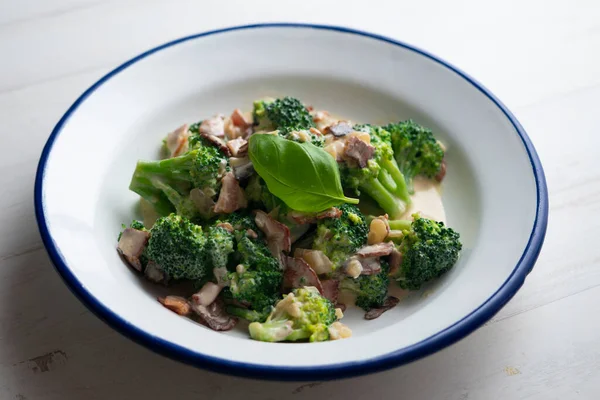 Broccoli Gekookt Met Room Italiaanse Carbonara Stijl Met Spek — Stockfoto