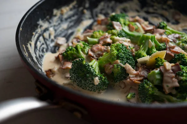 Broccoli Tillagad Med Grädde Italiensk Carbonara Stil Med Bacon — Stockfoto