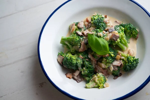 Broccoli Tillagad Med Grädde Italiensk Carbonara Stil Med Bacon — Stockfoto