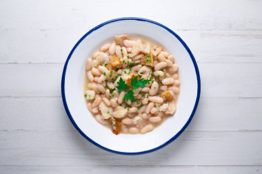 Sucuklu fasulye güveci. Kuzey İspanya 'dan geleneksel İspanyol tarifine 