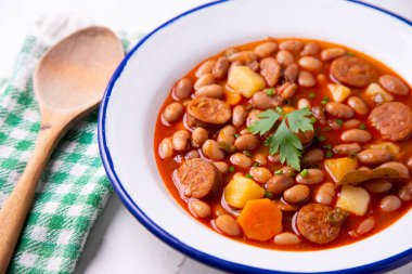 Sucuklu fasulye güveci. Kuzey İspanya 'dan geleneksel İspanyol tarifine 