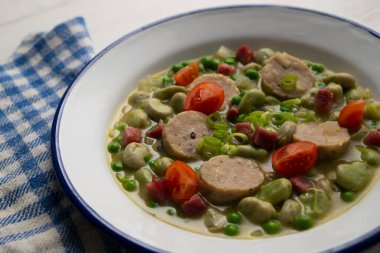 Jambonlu fasulye yahnisi ve domuz sosisi. Geleneksel İspanyol tapa tarifi.