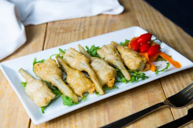 Dayak yemiş enginarlı bir tabak. Geleneksel İspanyol tapası.