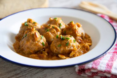 Ev yapımı domates soslu domuz köftesi..